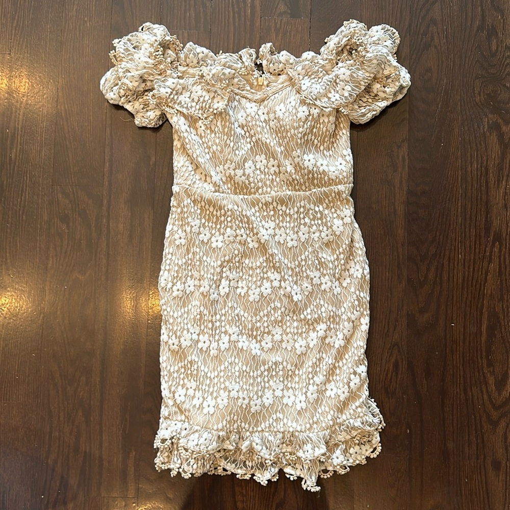 Selfie Leslie NWT XS cream and white lace overlay dress
